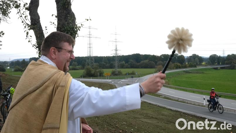 Pfarrer Markus Meier segnete die sanierten Brücken bei Bubach und den Radweg von Waltenhof nach Wiefelsdorf. Bild: Hirsch