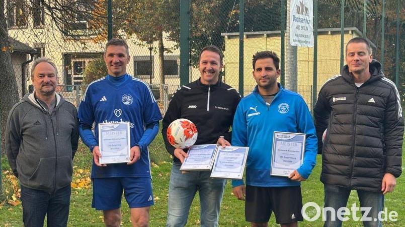 Die Spielführer der Teams mit Senioren-Spielleiter Christian Wolfram (rechts) und dem Regensburger Kreisvorsitzenden Harald Greß (links). Bild: Wolfram