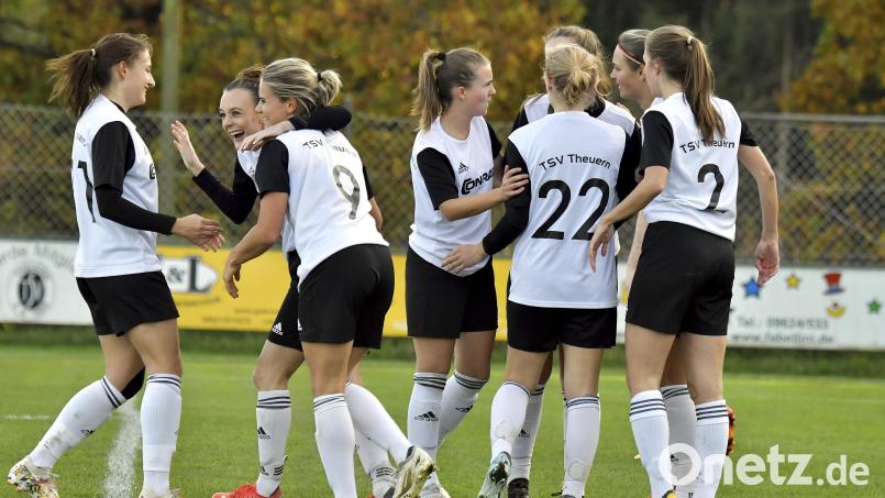 Ein Unentschieden wie ein Sieg: Die Theuerner Fußballerinnen durften ein starkes 2:2 gegen den Bayernliga-Spitzenreiter SpVgg Greuther Fürth bejubeln. Bild: Hubert Ziegler