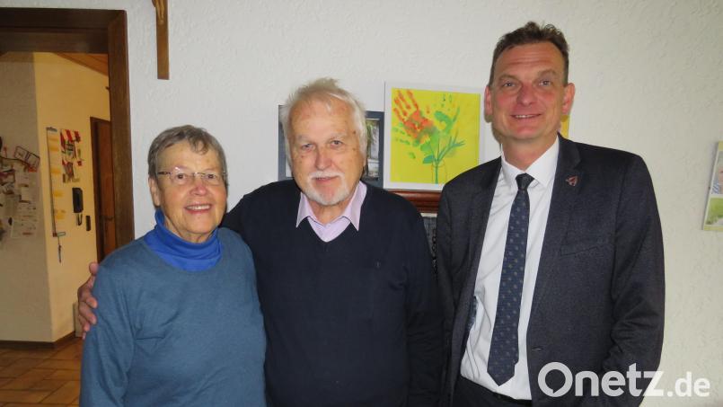 Bürgermeister Ernst Schicketanz gratulierte Alfons Barth zum 80. Geburtstag Bild: adj