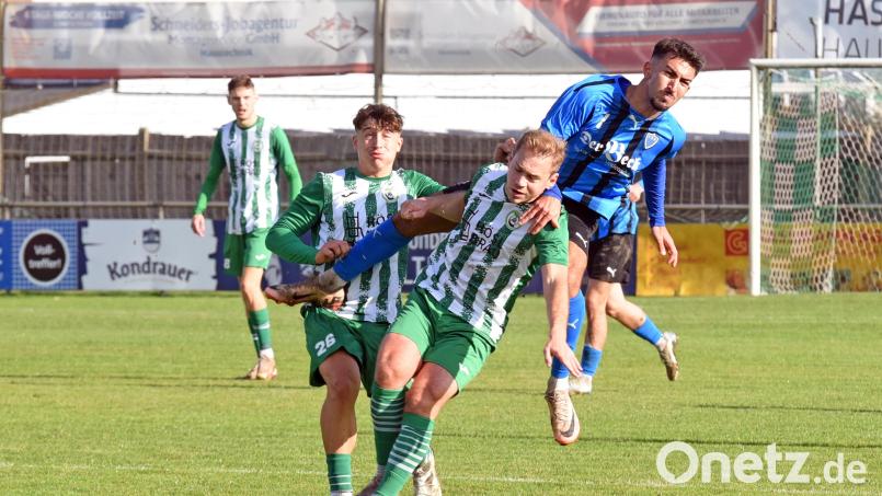 Leon Döllinger (links) und Daniel Kahrig (Mitte) wehrten alle Angriffe des FSV Erlangen-Bruck ab. In dieser Szene bremst das Mitterteicher Duo Umut Dogan aus. Bild: Gebert