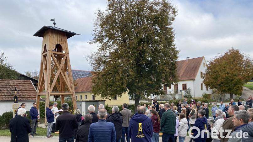 Die &quot;echten&quot; Eckendorfer tragen zu diesem Anlass speziell bedruckte blau-gelbe Jacken mit dem Bild des Glockenturmes und darunter dem Text &quot;Eckendorfer Dorfgemeinschaft&quot;. Bild: aub