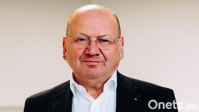 Dr. Bernhard Nitsche aus Weiden erhält den Rainer-Markgraf-Preis. Bild: Berufliches Schulzentrum Selb