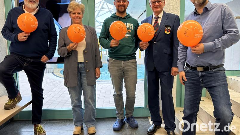 Insgesamt 3.000 Euro Unterstützung gab es vom Geschäftsführer der Stadtwerke Amberg, Frank Backowies (links) für die Wasserwacht (Vorsitzende Michaela Grüter-Ascherl, 2. von links) und die DLRG (Vorsitzender Gerhard Schottenheim, 2. von rechts). Danke sagen auch Bäderleiter Michael Gaisa (rechts) sowie sein Vertreter Daniel Wanninger (Mitte). Bild: Karoline Gajeck-Scheuck