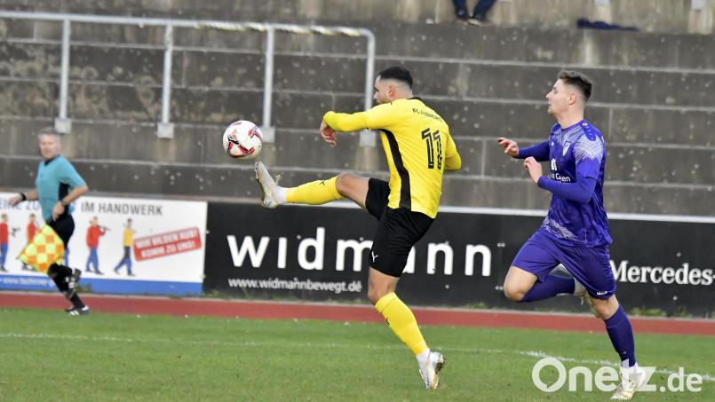 Mit diesem gefühlvollen Heber erzielte der eingewechselte Maximilian Witzel (links) den Ausgleichstreffer zum 3:3 für den FC Amberg gegen den TSV Kareth-Lappersdorf. Bild: Hubert Ziegler