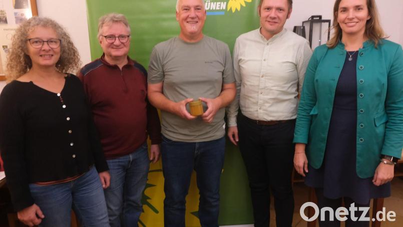 Gratulation zur Wahl und ein Glas Bio-Honig für den Bundestagskandidaten Piet Gürtler (Mitte). Von links Yvonne Rösel (Kreisverband Amberg-Sulzbach), Hans-Jürgen Bumes (Amberg), Stefan Haas (Neumarkt) und MdL Laura Weber, die die Wahl leitete. Bild: usc