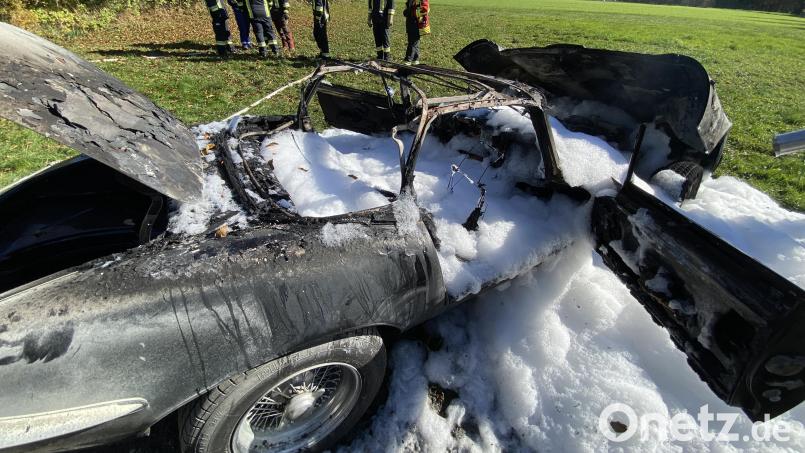 Der Jaguar-Oldtimer brannte komplett aus. Bild: Polizeiinspektion Münchberg