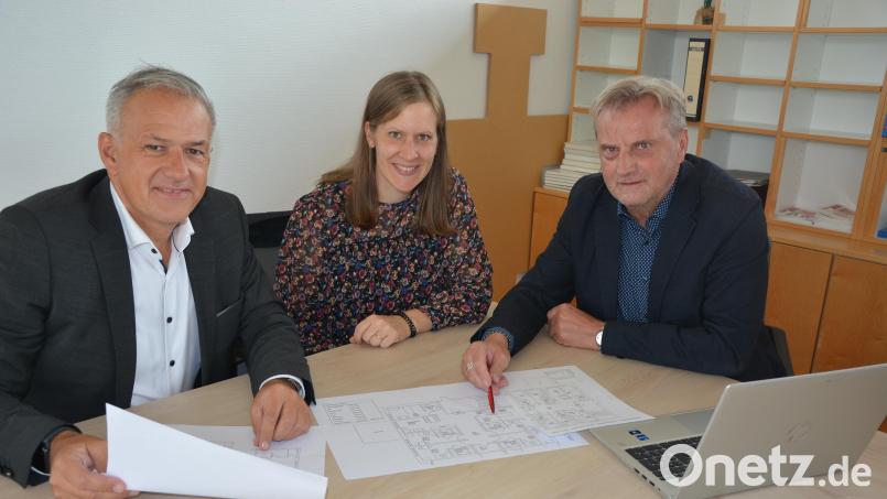Eine Projektgruppe der Offenen Behindertenarbeit Tirschenreuth will künftig Ambulantes Wohnen für Menschen mit Behinderung anbieten. Das Projekt wurde jetzt von Lebenshilfe-Kreisvorsitzenden Roland Grillmeier (links), Sozialpädagogin Franziska Buska und Lebenshilfe-Geschäftsführer Berthold Kellner vorgestellt. Gesucht werden vor allem Immobilien. Bild: jr
