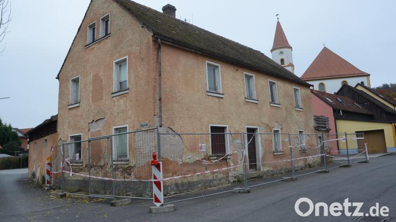 Der Markt Luhe-Wildenau hat das Haus Kirchenstraße 6 erworben, das jetzt mit Mitteln aus dem Städtebauförderprogramm abgebrochen wird. Bild: bey