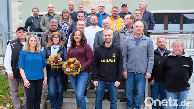 Langjährige Mitarbeiter der Firma Kollmer freuen sich über Ehrungen für langjährige Treue. Gleichzeitig verabschiedeten Firmenchef Stephan Kohl (vorne, Vierter von rechts) und Prokuristin Franziska Brüchner (vorne, Zweite von linnks) zehn Beschäftigte in den Ruhestand. Bild: do
