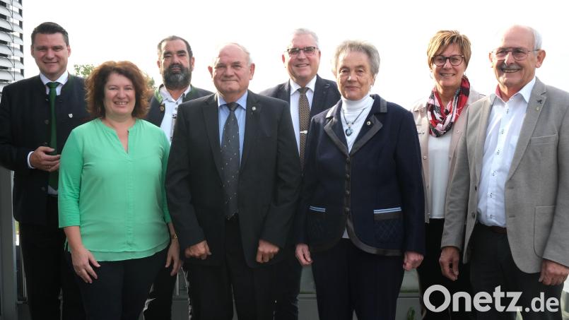 Landrat Thomas Ebeling verleiht das Ehrenzeichen des bayerischen Ministerpräsidenten an Rita Weiß (Dritte von rechts) und Martin Mayer (Vierter von links). Mit im Bild die Bürgermeister der Heimatgemeinde, Vereinsvorstände und Angehörige. . Bild: Hirsch
