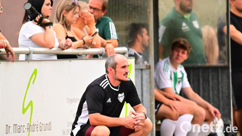 Christian Neumann (vorne) bleibt bis 2026 Trainer des SV Pechbrunn. Archivbild: Thomas Schrems
