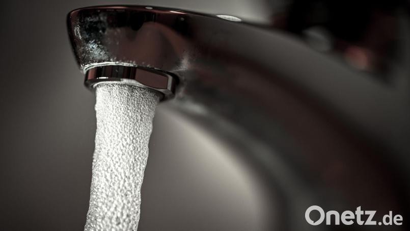 Am 30. Oktober ist die Versorgung mit Trinkwasser in Zwergau, Bingarten und Hopfau eingeschränkt. Symbolbild: Felix Kästle/dpa