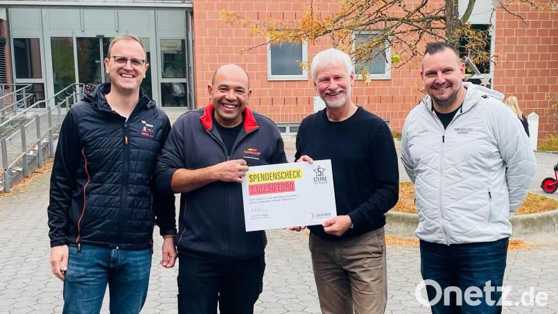 Das Team von Carglass, Daniel Piater (links), Anthony Philipp (Zweiter von links) und Stephan Luderer (rechts), überreichte einen symbolischen Scheck an den Schulleiter der Rupert-Egenberger-Schule, Michael Schuierer. Bild: Mario Schlosser