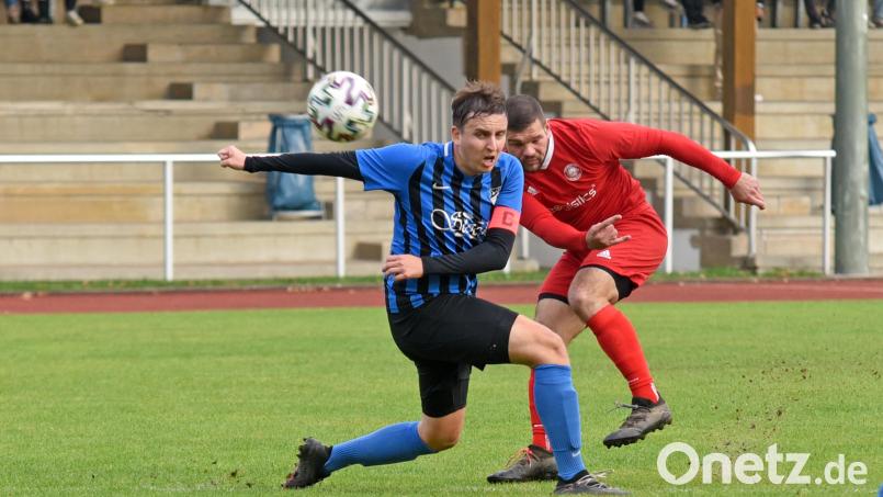Die SpVgg Wiesau gewann das Kellerduell gegen die Sportfreunde Kondrau mit 1:0. Das entscheidende Tor erzielte Sebastian Thoma (rechts), der in dieser Szene vor Jonas Sölch abzieht, bereits nach zehn Minuten. Bild: Gebert