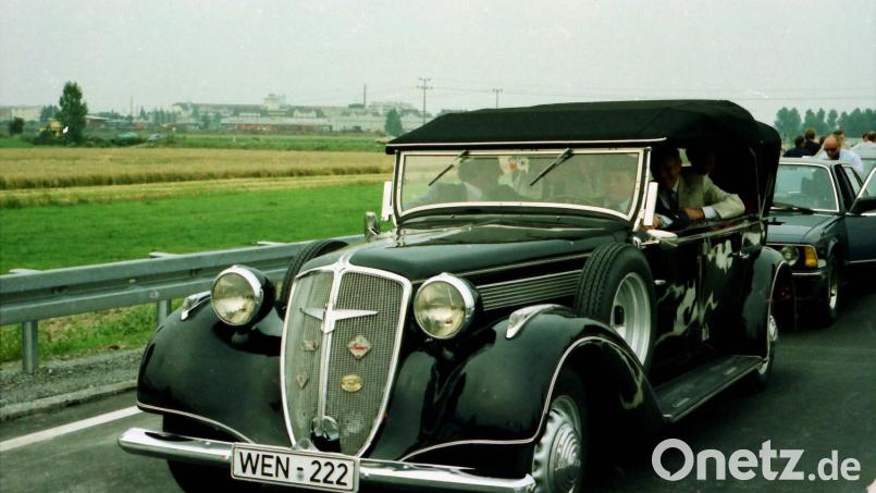 Eine Fahrt im &quot;Adler&quot; mit den Ehrengästen eröffnet 1984 die Süd-Ost-Tangente offiziell. Bild: Alois Schröpf