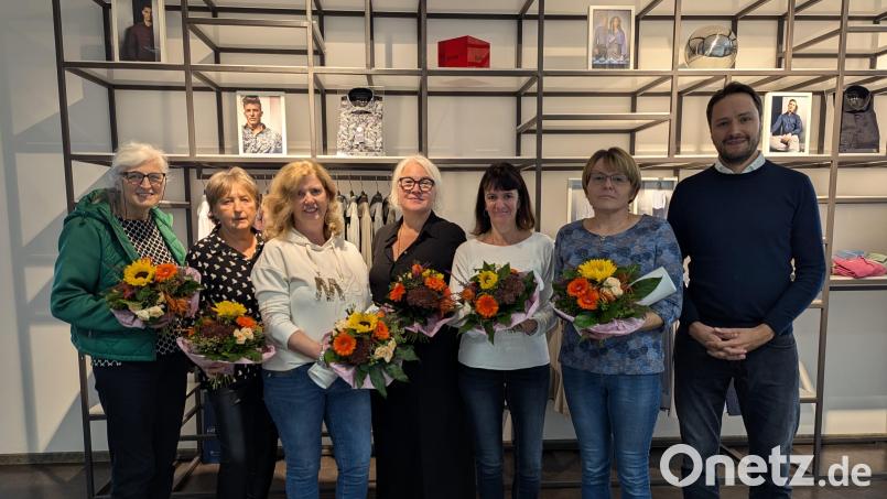 Ehrungen und Verabschiedungen gab es bei der Firma Hatico in Tirschenreuth. Geschäftsleiter Joseph Reiter hatte Blumen für die Frauen vorbereiten lassen. Bild: Denise Neumann/exb