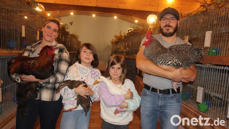 Voller Stolz präsentiert die Familie Klotz aus Bad Neualbenreuth ihre schönsten Tiere: Veronika und Marcel Klotz mit ihren beiden Kindern Elena (links) und Josephine. Bild: kro