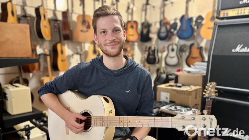 Lukas Wohllaib an seinem Arbeitsplatz, einem Musikhaus in Weiden. Bei &quot;The Voice of Germany&quot; hat er es in die nächste Runde geschafft. Bild: Gabi Schönberger