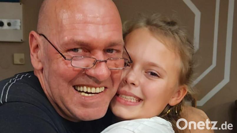 Erich Fischer (57) mit seiner Tochter Leni (10). Mehr Zeit gemeinsam zu verbringen, wäre der Plan der Familie gewesen. Jetzt kommt durch die schwere Erkrankung des Neukirchener Gastronomen alles ganz anders. Bild: Fischer