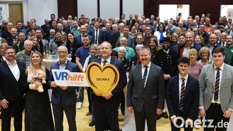 Einen Spendenbetrag von 120.000 Euro überreichen die Vorstände der VR-Bank Mittlere Oberpfalz an 160 Vertreter von Vereinen und Verbänden. Bild: Hirsch