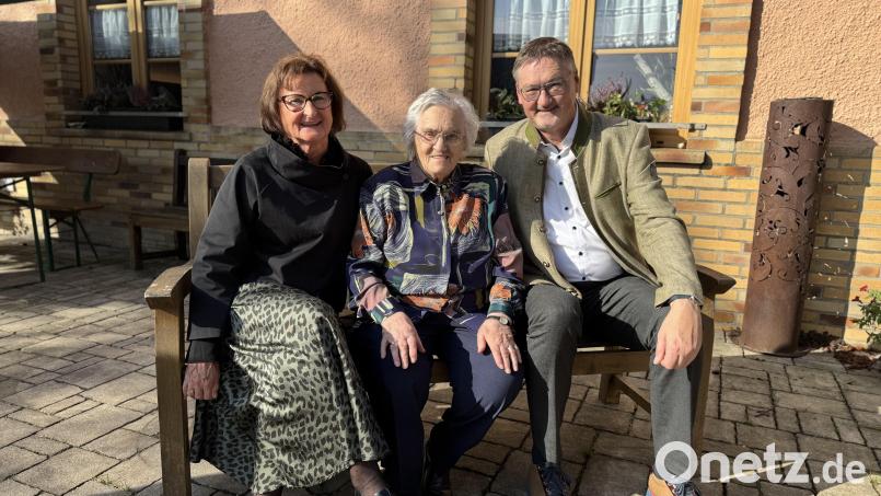 Bürgermeister Hans Prechtl und seine Gattin Irmgard gratulieren Rosa Schmauser im Gasthaus Bodensteiner zu ihrem 95. Geburtstag. Bild: Marco Barthelmes/exb