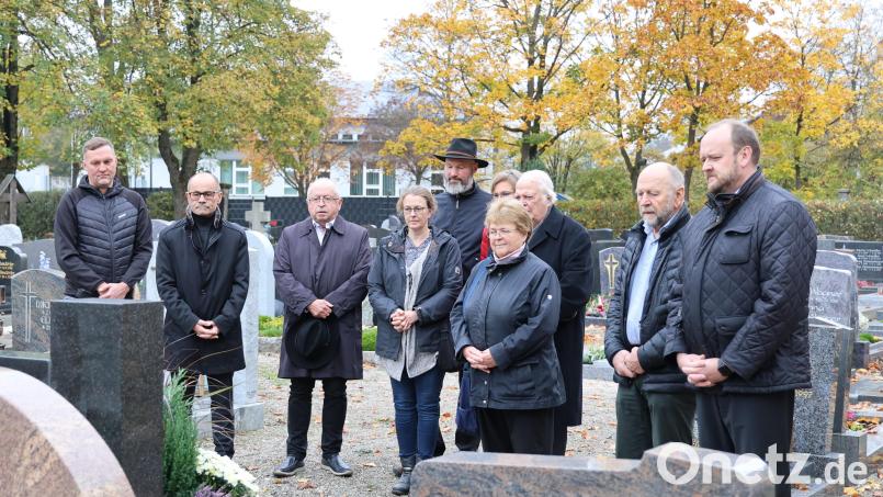 Landrat Andreas Meier (von rechts), sein Amtsvorgänger Simon Wittmann und die Tochter des Verstorbenen, Dr. Gabriele Hagemann, gedachten zusammen mit Familie und Führungskräften der Landkreisverwaltung dem vor 40 Jahren verstorbenen Landrat Christian Kreuzer. an seinem Grab auf dem Stadtfriedhof in Weiden. Bild: Landratsamt Neustadt/René Sander