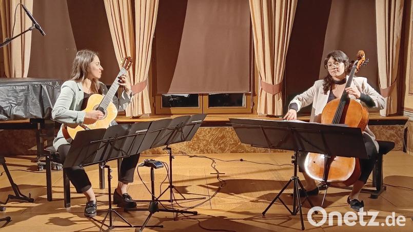 Nectaria Delgadillo (rechts) und Ana Benitez begeisteren das Publikum im Schlosssaal mit ihrer Musik aus dem 20. und 21. Jahrhundert. Bild: wel