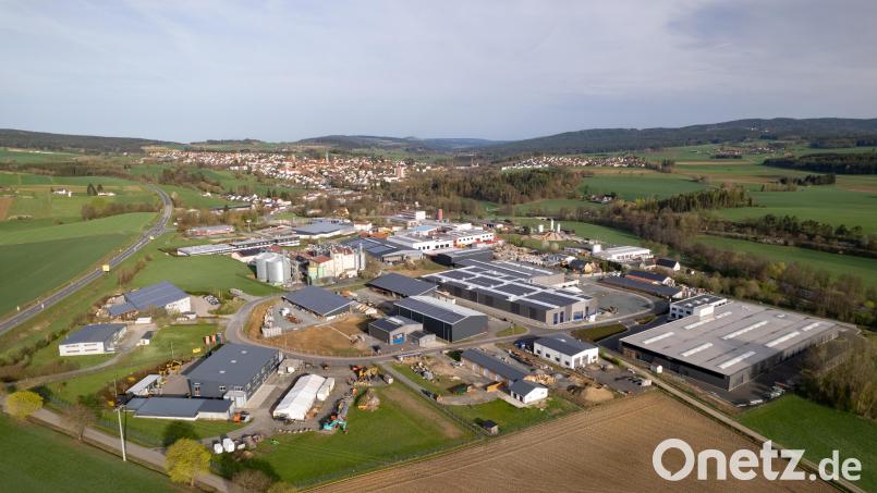 Der Gewerbepark aus der Perspektive einer Drohnenkamera. Im Hintergrund die Stadt Erbendorf. Archivbild: rw