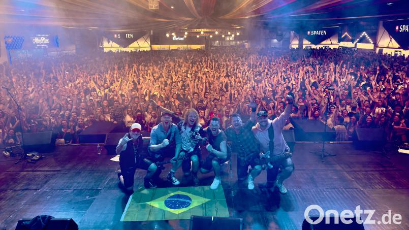 Eigentlich ein gewohntes Bild von einem Großkonzert der Troglauer. Aber wie es auch die Fahne verrät, stand die Band aus dem Kemnather Raum diesmal in Brasilien auf der Bühne. Beim Oktoberfest in der &quot;deutschen&quot; Stadt Blumenau absolvierten sie drei Auftritte. Bild: Troglauer/exb