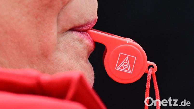 Vor der dritten Verhandlungsrunde setzt die IG Metall auf Warnstreiks. Symbolbild: Bernd Weißbrod/dpa