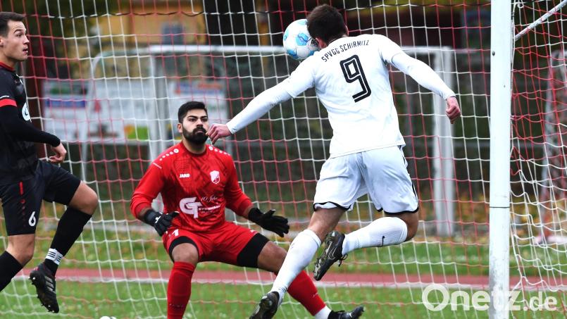 Florian Krapf (weißes Trikot) macht in dieser Szene das 1:0 für die SpVgg Schirmitz gegen den VfB Rothenstadt. Am Ende reichte dieser eine Treffer für den fünften Schirmitzer Sieg in Folge. Bild: Büttner
