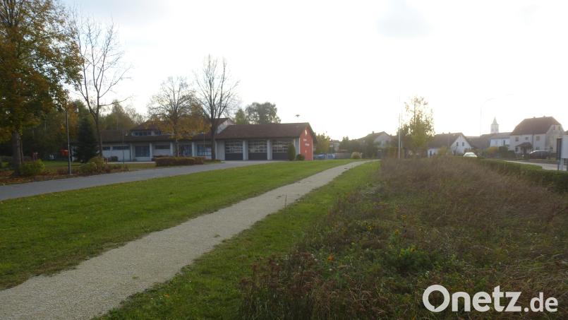 Auf der Grünfläche entlang der Hauptstraße in Weiherhammer ist das neue Feuerwehrhaus geplant. Im Hintergrund das bestehende Gerätehaus. Es dient dann später einmal als Bauhof. Bild: bk