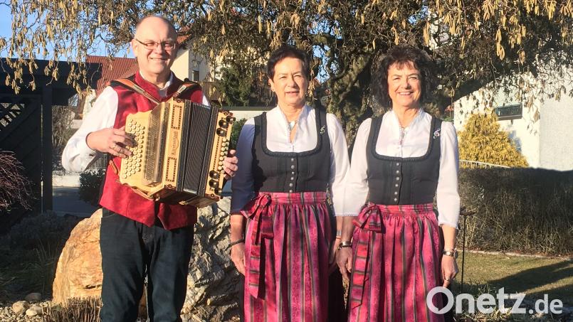Die Zupfer-Moidln und Gerhard spielen zum Kirwaauftakt auf. Bild: Renate Zupfer-Vilas/exb