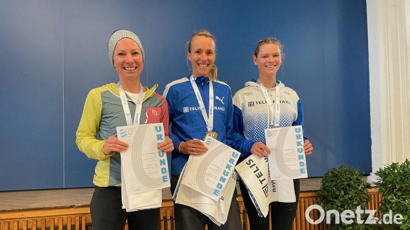 Das strahlende Telis-Trio:(von links) Simone Dehling, Domenika Mayer und Leni Mayerhofer holten über die 10 Kilometer auch den bayerischen Titel mit dem Team. Bild: rik