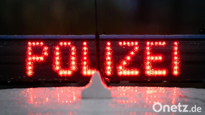 In Waldsassen hat ein bislang unbekannter Autofahrer ein anderes Fahrzeug angefahren. Symbolbild: Soeren Stache/dpa
