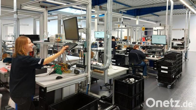 Blick in die neue Montagehalle als „Herzstück“ von BHTronik im Industriegebiet West. Bild: lg