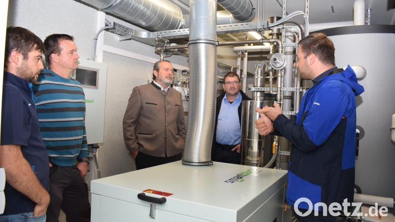 Nach einer kurzen Bauzeit nahm die Stadt Nabburg das neue Blockheizkraftwerk bei der Kläranlage in Betrieb. Von der Funktion überzeugen sich von rechts: Verwaltungsleiter Thomas Prey, der Planer Werner Bösl, Bürgermeister Frank Zeitler, Christian Kurz, Leiter der Kläranlage und ein Mitarbeiter der Firma NQ-Service. Bild: bnr