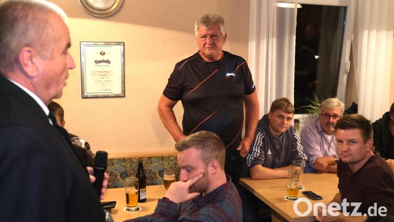 Albert Schmidl (stehend) mahnte die Sanierung der Dorfstraße in Inzendorf an, die nach der Verlegung der Wasserleitung einem Flickenteppich gleiche. Bürgermeister Josef Deichl (links) bat um Geduld bei der Umsetzung der Sanierungskonzepte. Bild: Hirsch