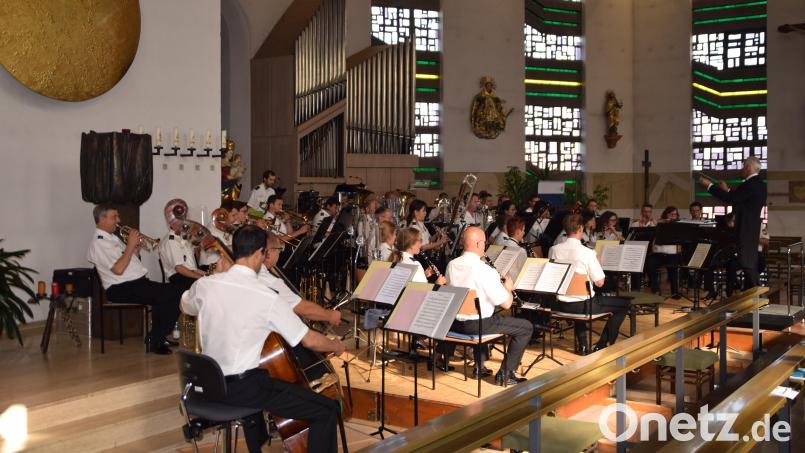 Das Polizeiorchester Bayern mit Berufsmusikern aus 17 Nationen hier bei einem Konzertauftritt in der Gebenbacher Pfarrkirche. Archivbild: swo