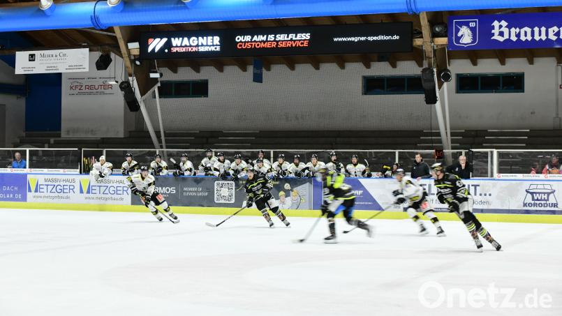 In der Schlussphase der Partie des ERSC Amberg gegen Schongau war die Tribüne hinter den Spielerbänken leer. Die Schiedsrichter hatten die Räumung veranlasst. Bild: SignaLight