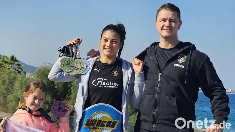 Die erfolgreichen Kickboxerinnen Mila Wurster und Jenny Wurster (von links) mit Coach Erich Aul. Bild: Sofia Kilic