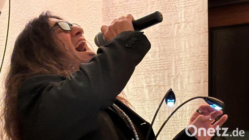 Voller Einsatz in Amberg: Winterkönig-Hauptdarsteller Andy Kuntz trat, begleitet von Pianist Martin Preiser, im &quot;Konventum&quot; in Amberg bei zwei &quot;Hautnah&quot;-Konzerten in Amberg auf und begeisterte jeweils vor kleinem Publikum mit Rock- und Popballaden, aber auch Stücken aus dem Amberger Stadtschauspiel. Bild: san