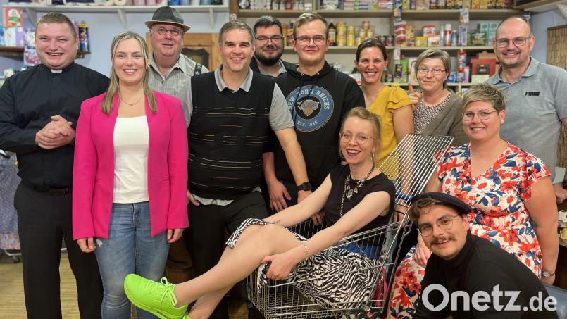Stefan Pronath, Marina Schmidt, Peter Müller, Christian Baumann, Matthias Ziegelmeier, Kilian Plank, Verena Koch, Franziska Meier, Angelika Breitschaft, Jonas Strunk, Simone Schönberger und Gerald Plank (von links) spielen die ländliche Komödie &quot;Chaos im Laden&quot;. Bild: Emilia Langer/exb