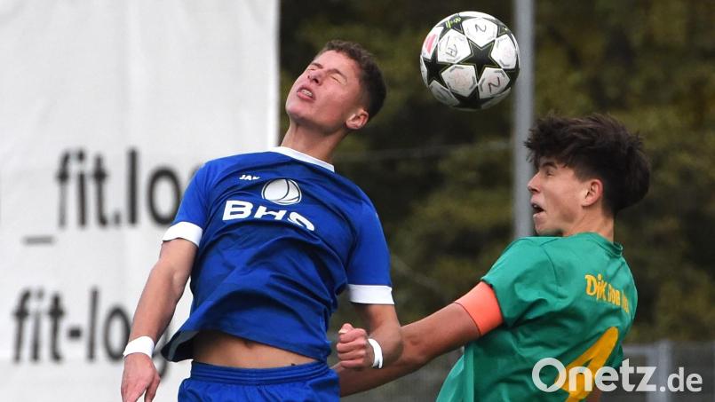 Die U17 der SpVgg SV Weiden (blaue Trikots, Szene aus einem früheren Spiel) unterlag der SpVgg Bayreuth II. Archivbild: G. Büttner