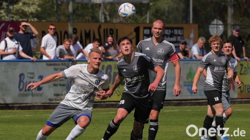 Das Duell SV Grafenwöhr (graue Trikots) gegen den SV Etzenricht gehört mittlerweile zu einem Bezirksliga-Klassiker. Archivbild: war