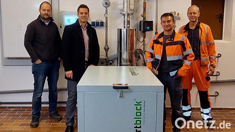 Bürgermeister Rudolf Teplitzky (Zweiter von links) und Stefan Pronold vom Bauamt nehmen das neu eingebaute Blockheizkraftwerk in der Kläranlage Oberviechtach zusammen mit dem lärwärter-Team Josef Kühner (von rechts) und Thomas Ebnet in Augenschein. Bild: Stadt Oberviechtach/exb