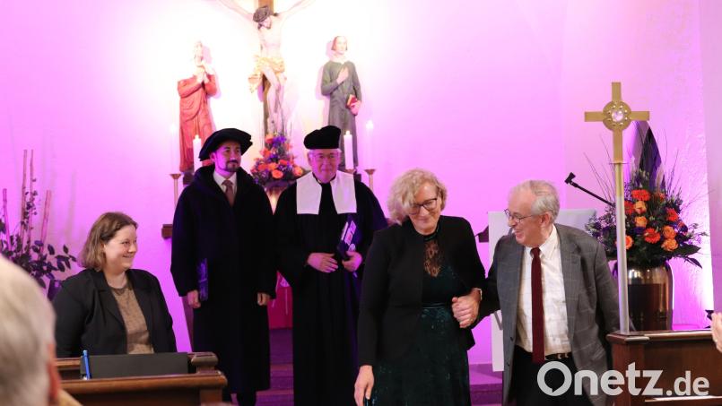 Philipp Melanchthon (Pfarrer Stefan Fischer) und Erasmus von Rotterdam (ehemaliger theologischer Referent des EBW, hinten von links) lassen sich von der EBW-Vorsitzenden Christina Ponader, Geschäftsführerin Bettina Hahn und dem langjährigen Leiter Siegfried Kratzer (vorne von links) erklären, was das EBW bildungswilligen Christen heute bietet. Bild: cog