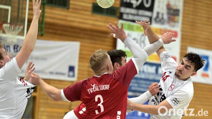 Der HC Sulzbach (rechts Nino Heckerott, Szene aus dem Spiel gegen den TV Altdorf) ist am Sonntag zu Gast bei der TS Herzogenaurach. Archivbild: Hubert Ziegler