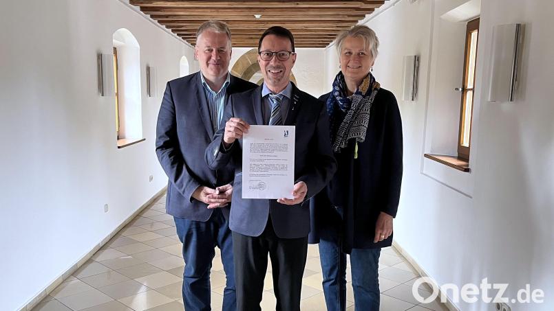 Markus Lommer (Mitte) wird von Landrat Richard Reisinger und Dr. Maria Rita Sagstetter für weitere fünf Jahre zum Kreisarchivpfleger bestellt. Bild: Christine Hollederer